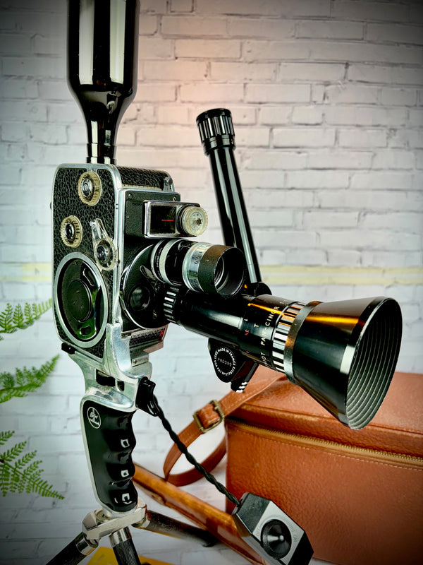 Filmkamera Bolex Paillard PAN CINOR «40» auf Stativ