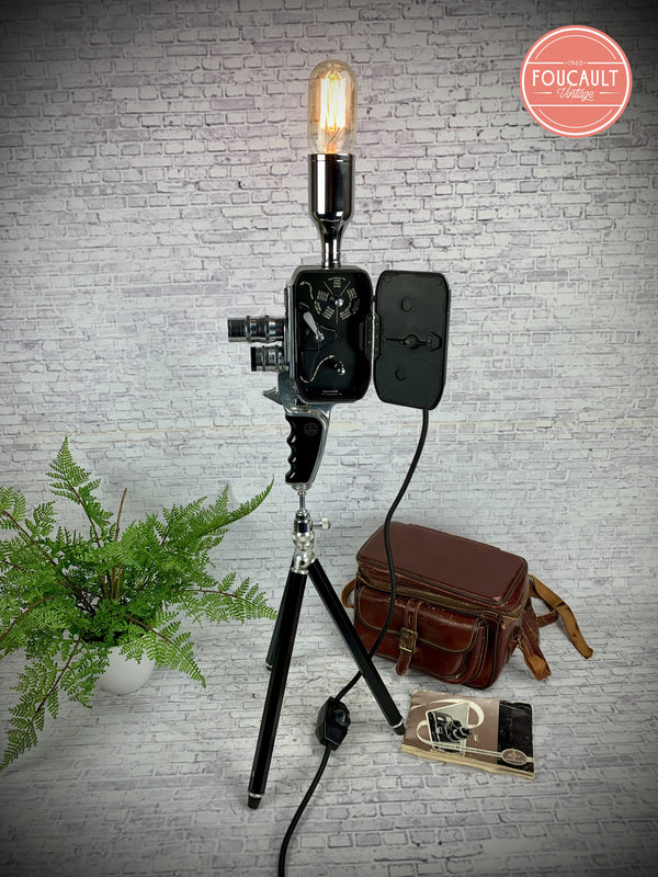 Filmkamera Bolex Paillard B8 auf Stativ